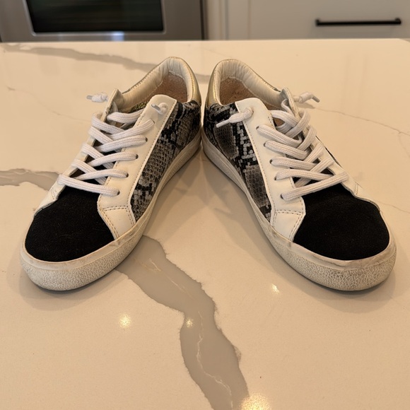 Vintage Havana Women's White and Black Trainers
Size US 7.5 - Picture 2 of 9